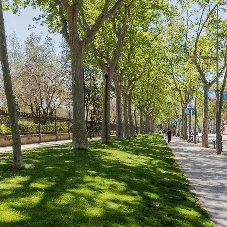 The Family Host - Lost Garden Ciutadella Park * برشلونة